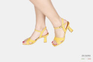 Sandalo in pelle giallo forma squadrata </br> D1430 Outlet